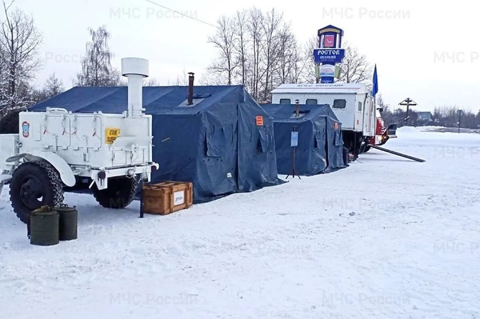 У Ростова на трассе М8 развернули пункт обогрева.