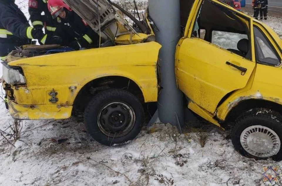 Пострадавшего в ДТП под Гродно водителя удалось спасти через заднее стекло авто. Фото: МЧС Беларуси