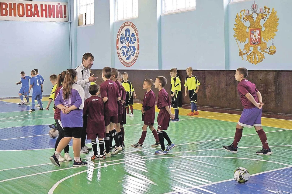 Спортзал «Шахтер» в Свердловске открыт после капремонта.