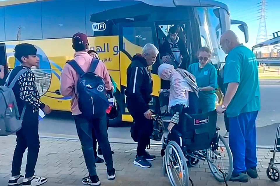 «Сегодня пункт пропуска в секторе Газа пересекли порядка 100 граждан Российской Федерации и членов их семей. Фото: кадр видео МЧС