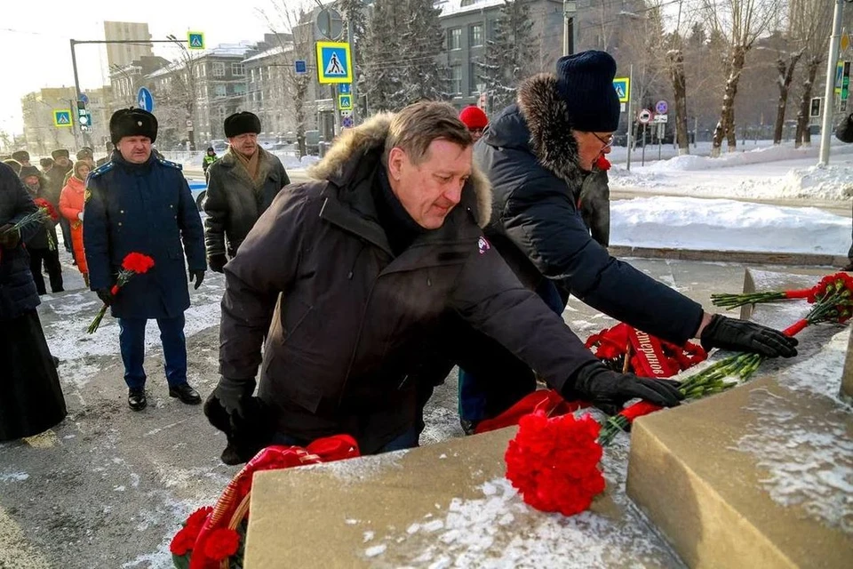 Анатолий Локоть возложил цветы к бюсту Покрышкина.