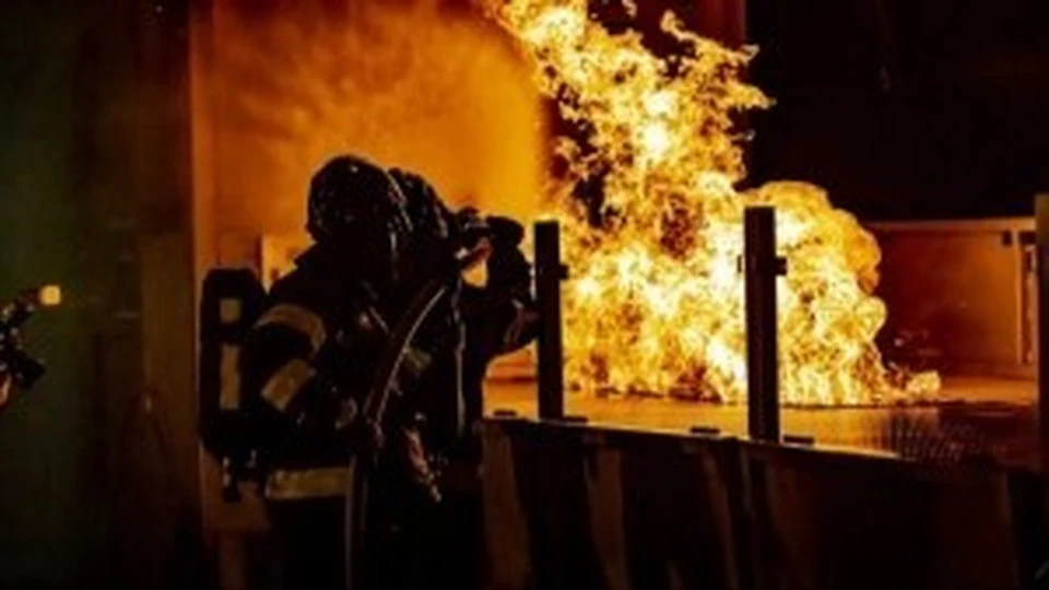 Для борьбы с огнём прибыли 8 единиц техники и 29 пожарных