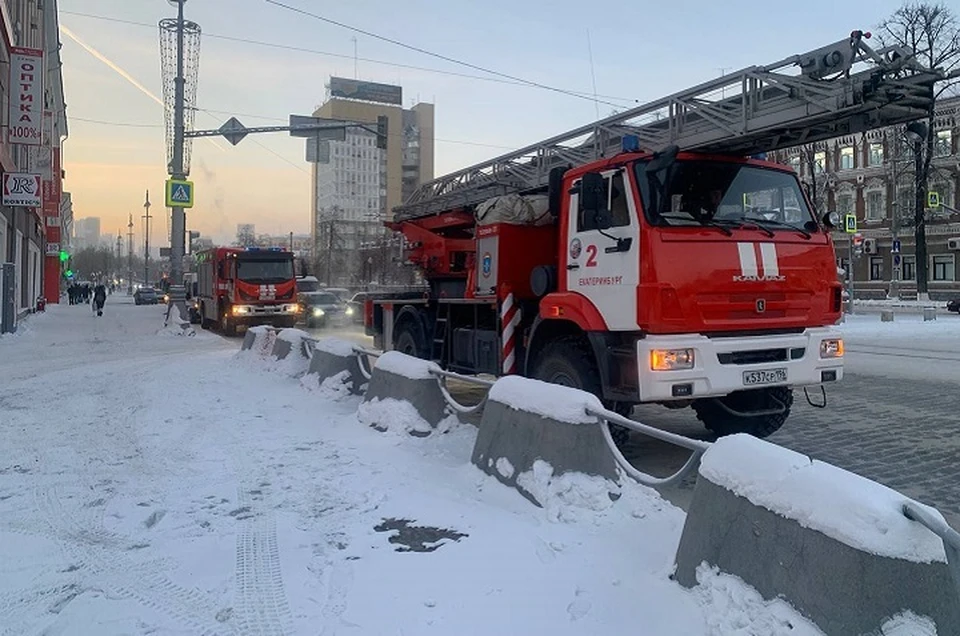 К месту ЧП приехали 12 единиц техники. Фото: пресс-служба ГУ МЧС по Свердловской области