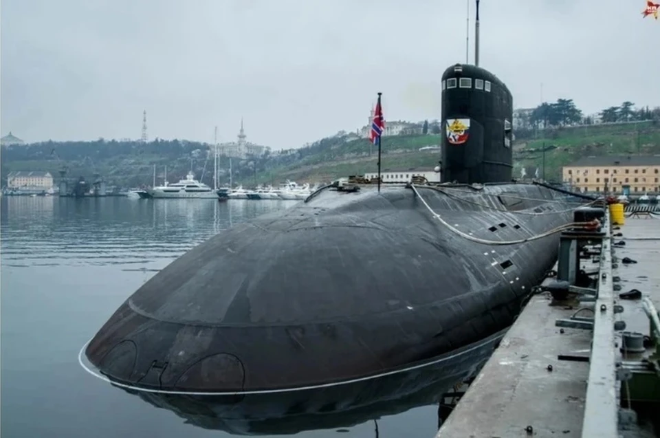 Владимир Путин принял участие в торжественной церемонии подъёма военно-морских флагов на атомных подводных крейсерах