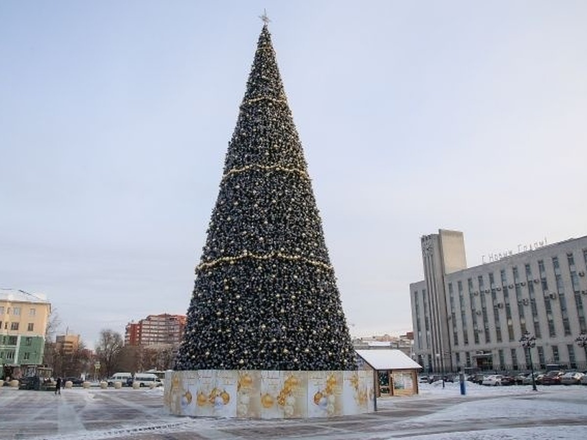 Елку на площади Ленина в Пензе украшают более 1200 шаров - KP.RU