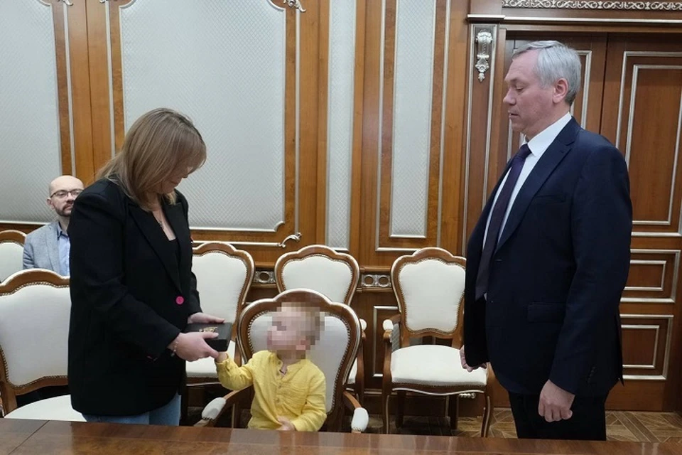 Губернатор Новосибирской области передал Звезду Героя ДНР семье погибшего под Донецком офицера. Фото: ТГ/ Травников