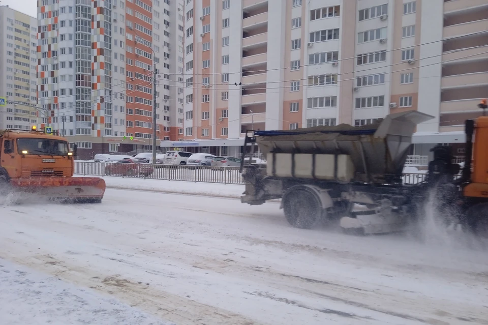 На борьбу со снегом на дорогах Липецка направили всю технику и наемные машины