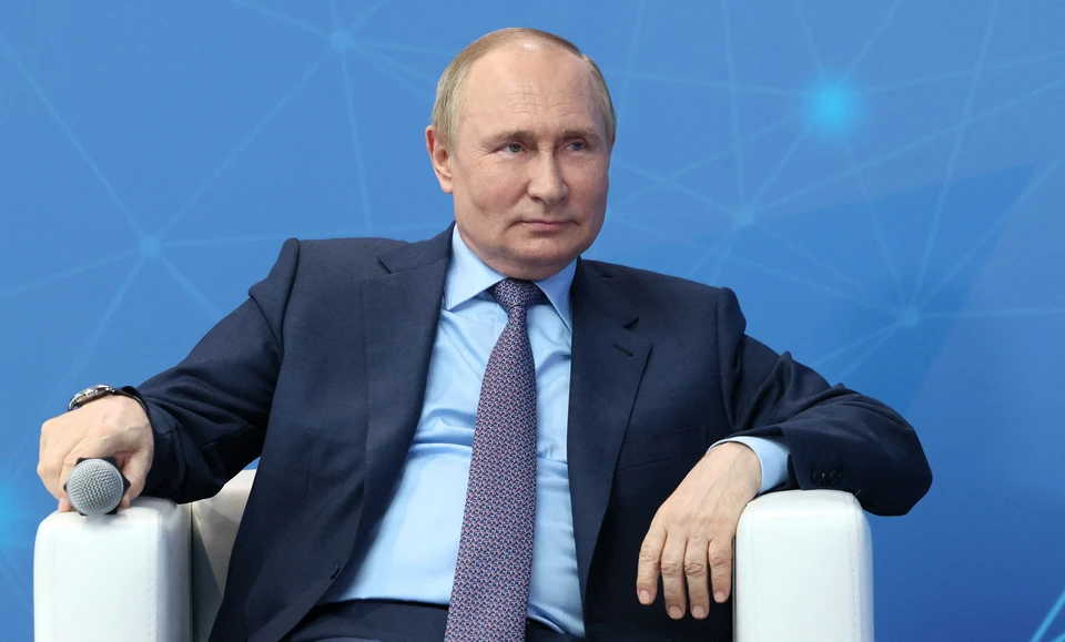 Путин: Конституция России стабилизирует государство и помогает людям