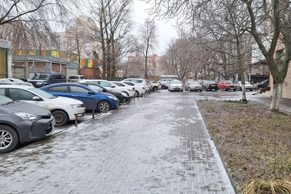 В Ростове второй день продолжается ледяной дождь.