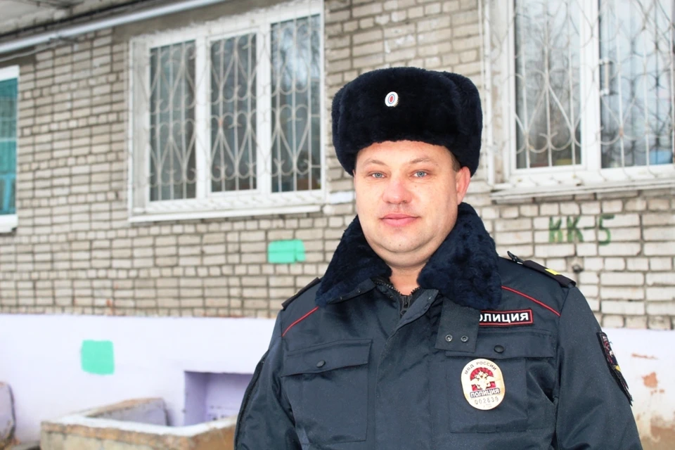 Александр Коньшин организовал эвакуацию жильцов и вызвал пожарных и скорую помощь Фото: Комсомольский ЛО МВД России на транспорте