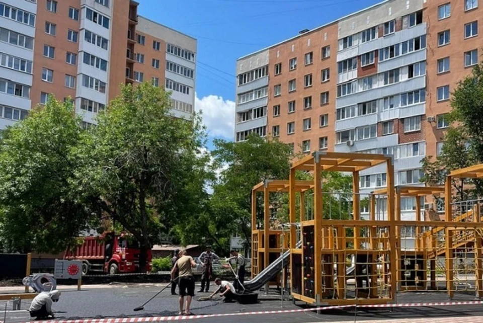 В Мариуполе продолжат благоустраивать территории возле домов. Фото: Администрация города мариуполя