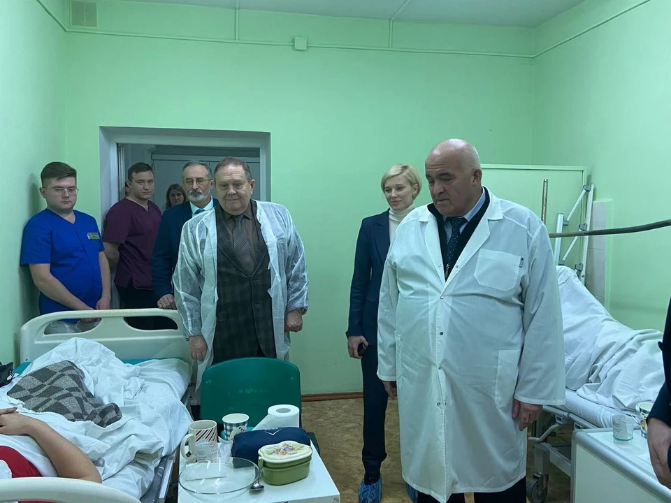 Сергей Ситников встретился с травмированными педагогами в Александровской ЦРБ. Фото из телеграм-канала Правительства Владимирской области.