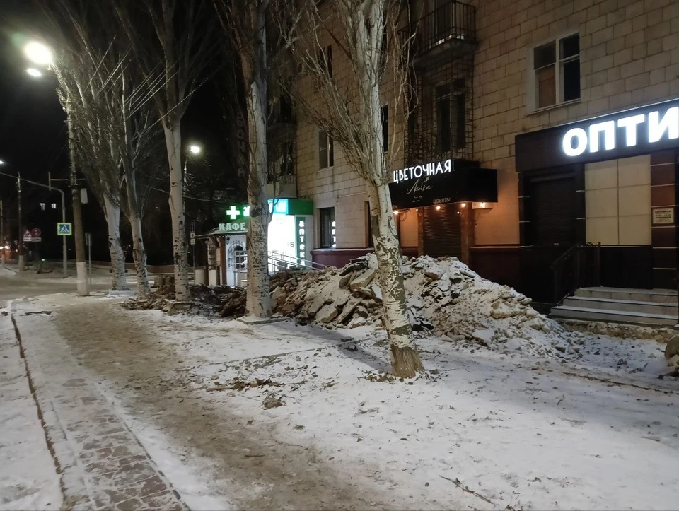 Тротуары на Советской уже разворотили. Работать дальше не дает снег.