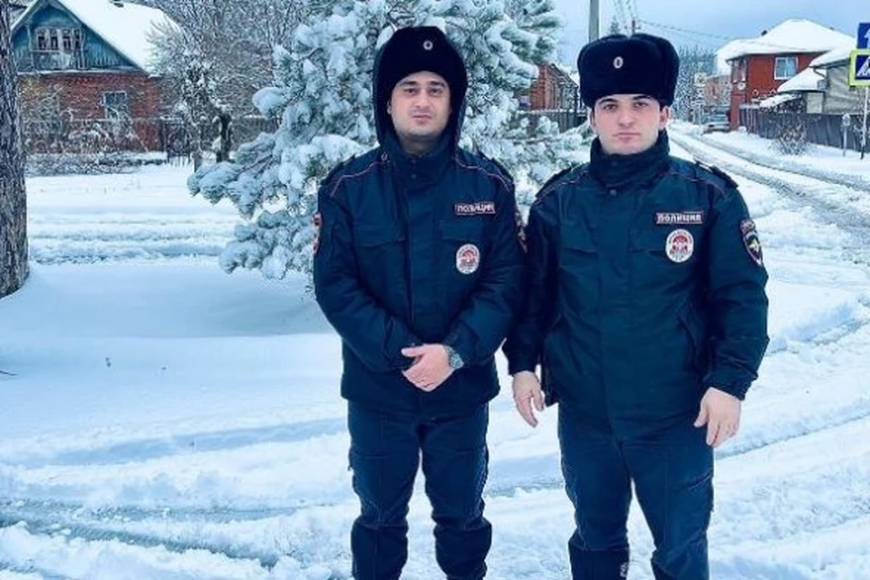 Арсен Хуако и Руслан Хеж спасли водителя Фото: пресс-служба ГУ МВД РФ по Краснодарскому краю
