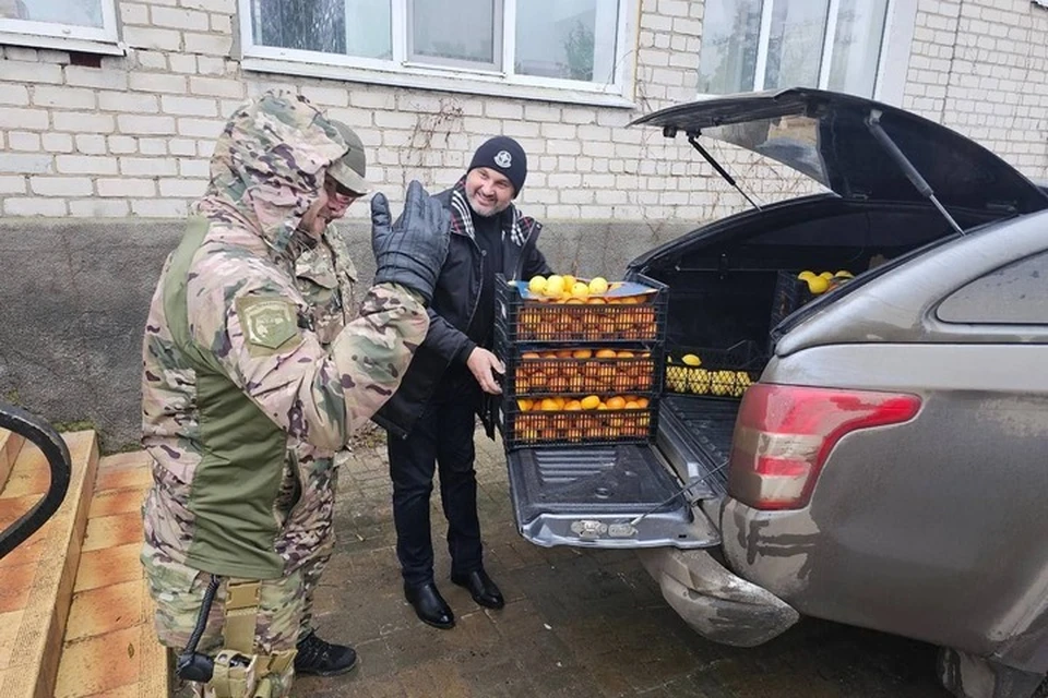 Депутат Херсонской областной Думы Владимир Косов передал подшефному армейскому подразделению свежие фрукты. ФОТО: Владимир Косов