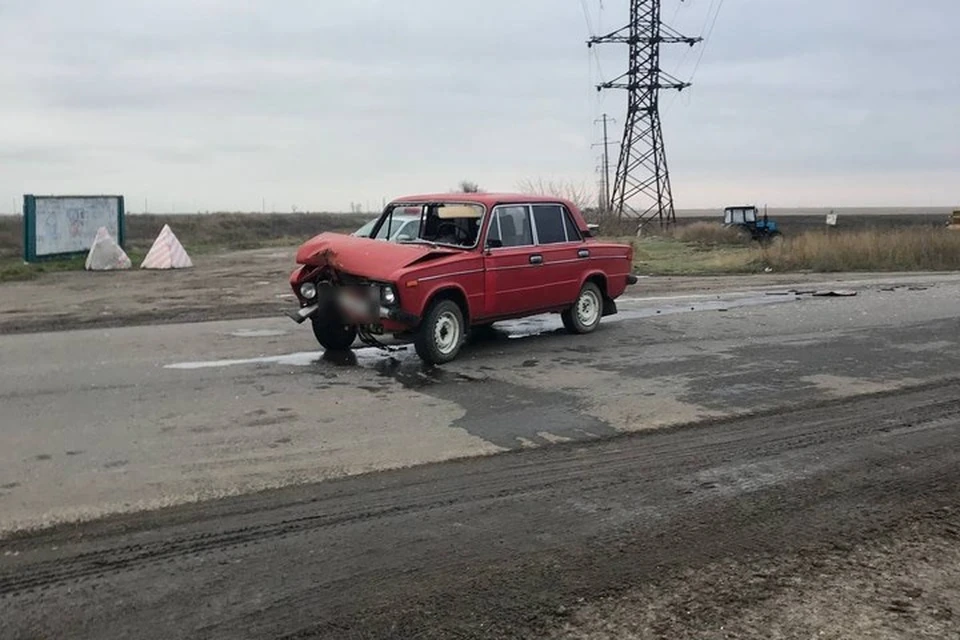 В Херсонской области водитель за рулем ВАЗ-21063 въехал в бетонное ограждение. ФОТО: ГУ МВД России по Херсонской области