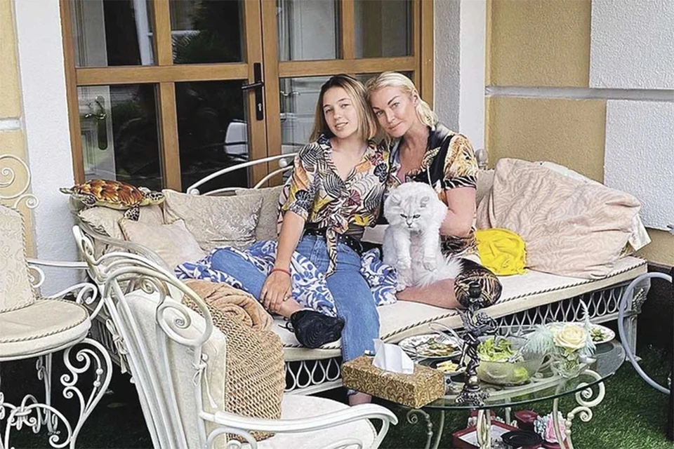 Анастасия Волочкова рассказала, что помирилась с дочерью Ариадной. Фото: личная страница Волочковой в социальных сетях.