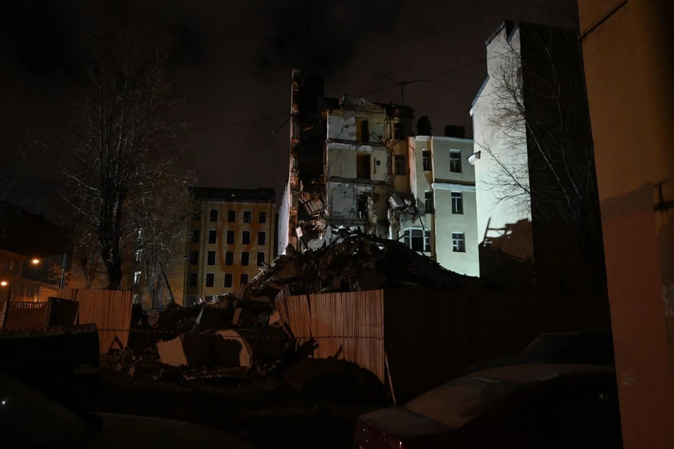 Спасатели МЧС рассказали об эвакуации людей из здания, примыкающего к разрушенному дому на Гороховой.