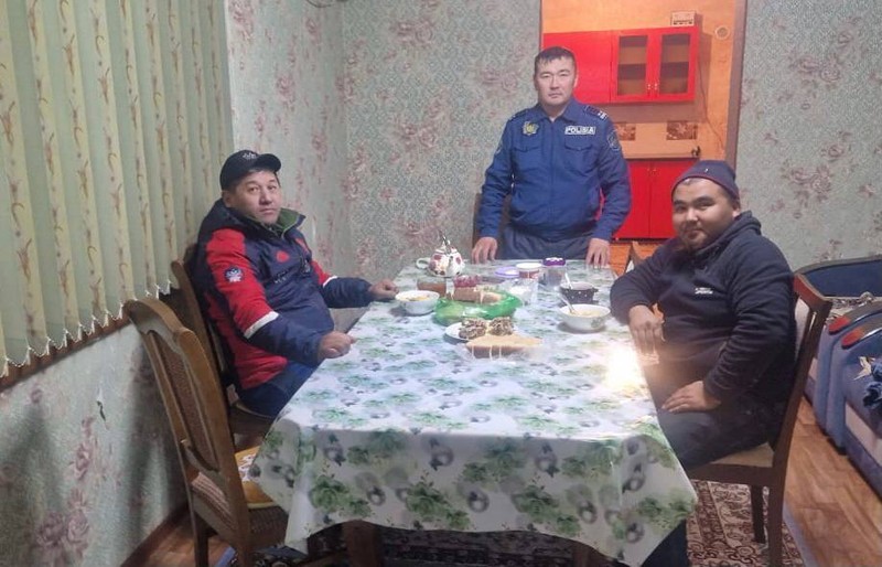 Несмотря на сильный мороз и метель, сотрудник полиции добросовестно нес свою службу.