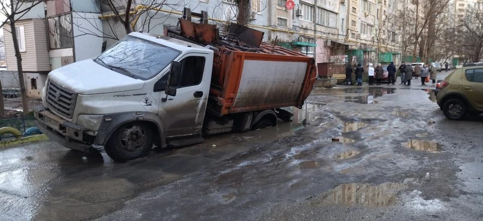 В Астрахани мусоровоз провалился под асфальт Фото: Евгений Дунаев