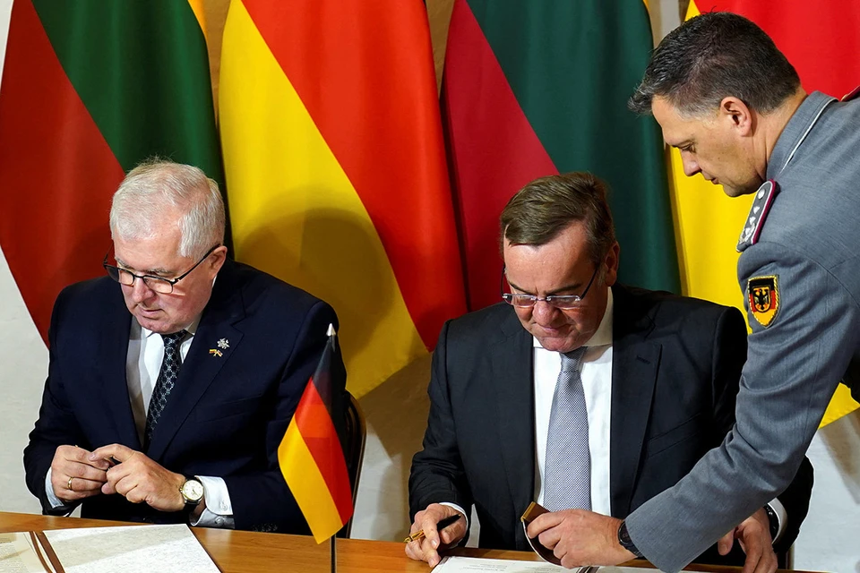 Министры обороны Германии и Литвы подписали соглашение о размещении бригады войск НАТО.