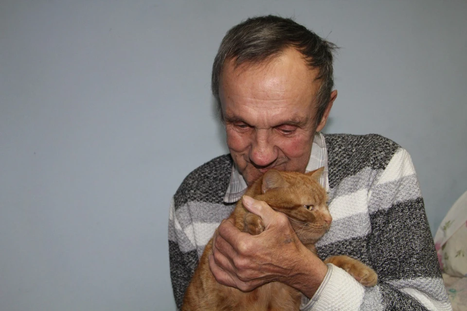 Дедушка Дима и кот Рыжик подружились в приюте для бездомных