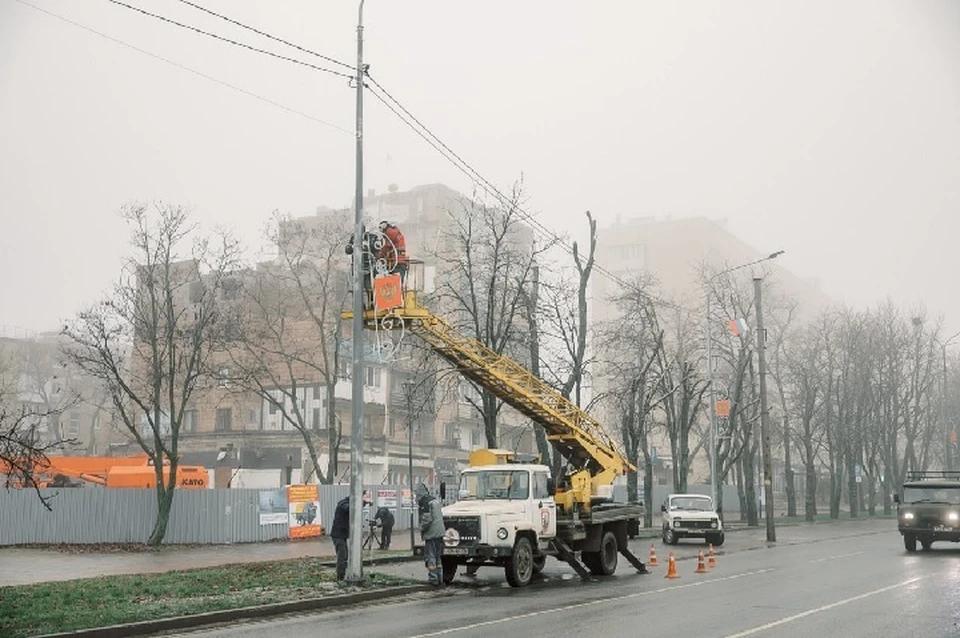 Специалисты работают в круглосуточном режиме, чтобы как можно скорее восстановить электроснабжение в Мариуполе. Фото: ТГ/Моргун