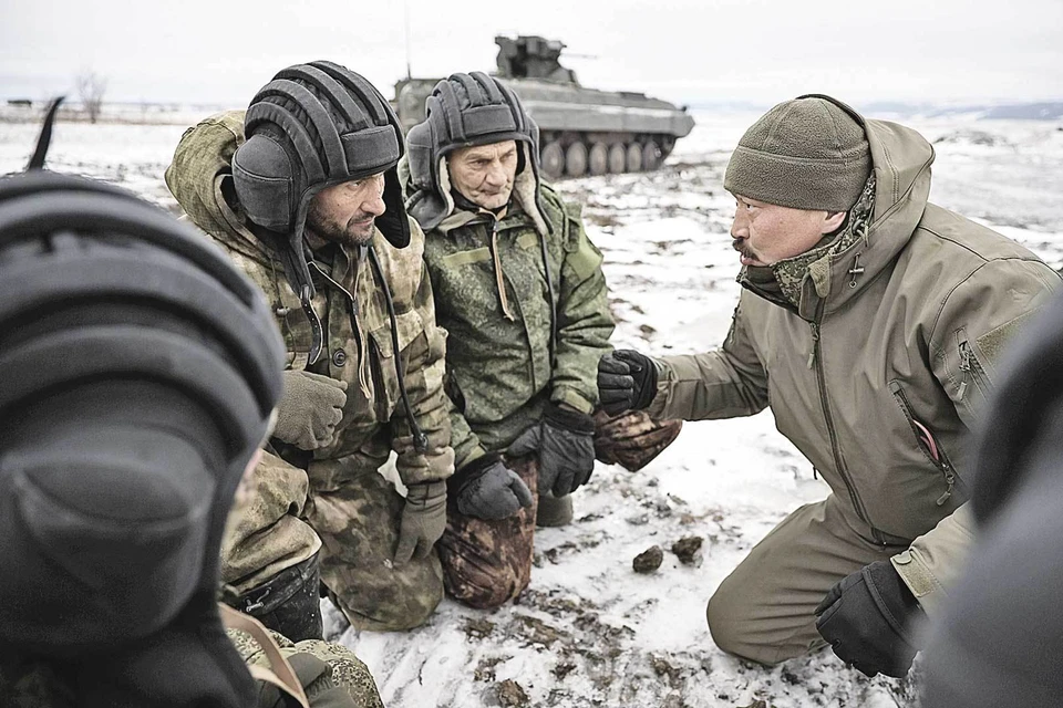 Военнослужащие во время подготовки экипажей танков Т-90 «Прорыв», Т-72 и БМП-1АМ «Басурманин» к бою.