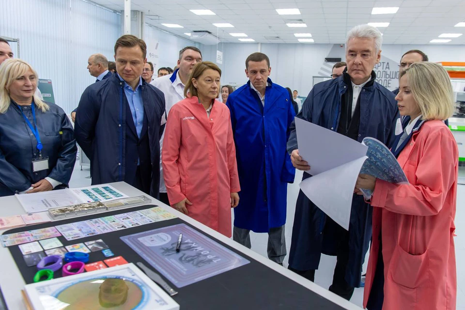 Мэр Москвы сообщил, что выпуск карт с чипом нового поколения должен начаться в 2024 году. Фото: Telegram-канал Сергея Собянина.