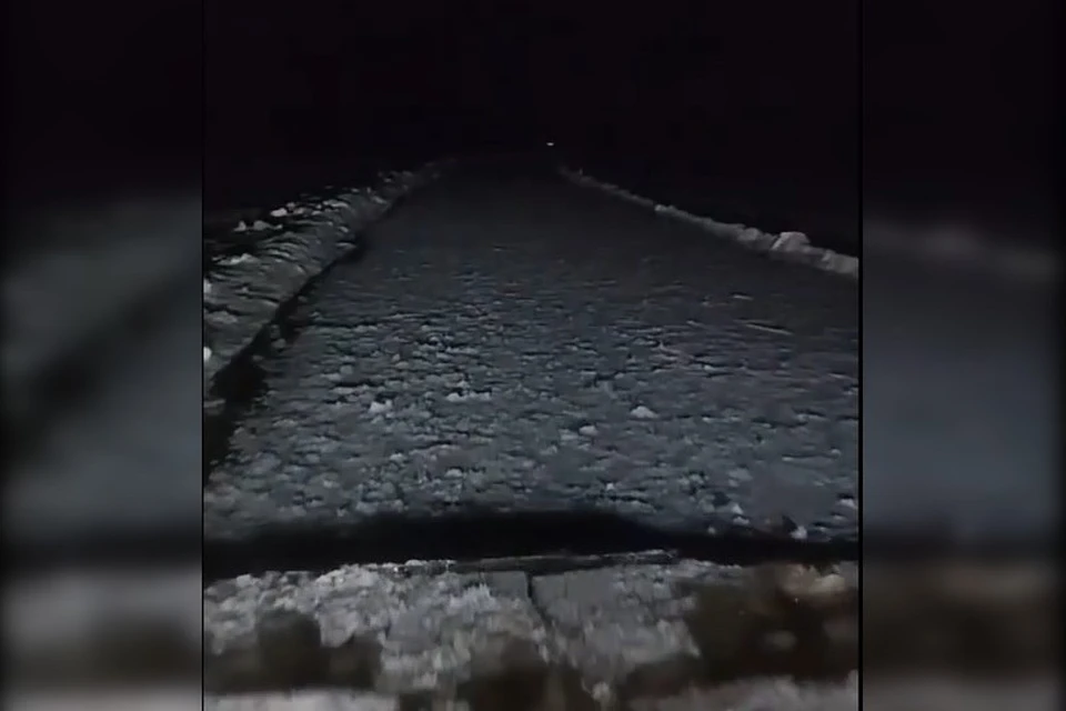 Водители едва не попали в ловушку на несанкционированной переправе. Фото: скриншот видео из соцсетей