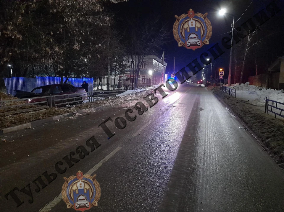 Полуночное ДТП в Ефремове Тульской области: иномарка врезалась в дерево
