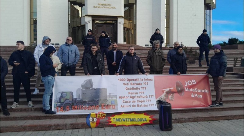 Против роста военных расходов - протест у президентского дворца в Кишиневе. Фото: @wtfmoldova
