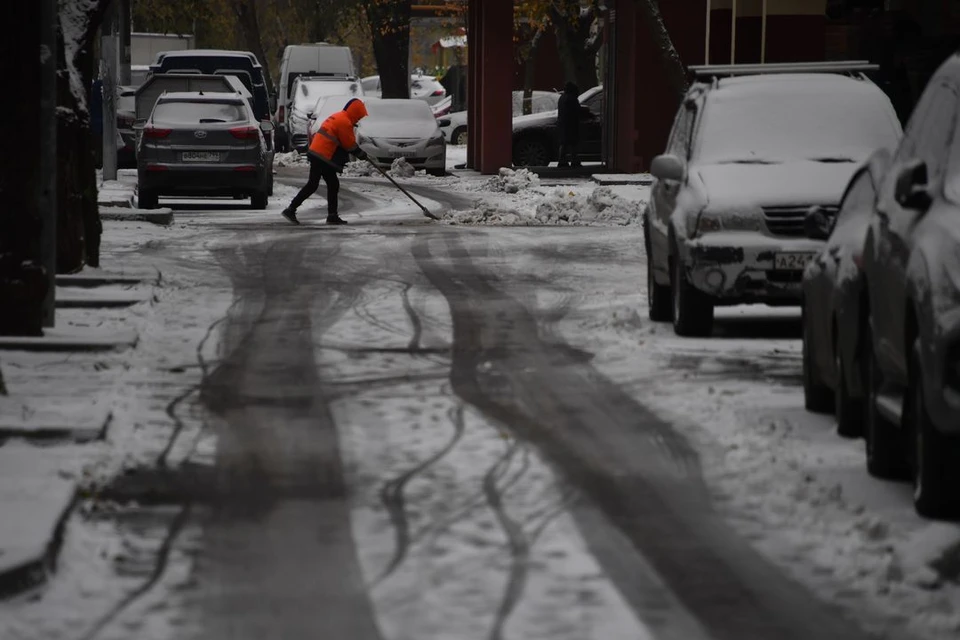 Машина застряла в снегу: автоэксперт объяснил, как выехать из сугроба