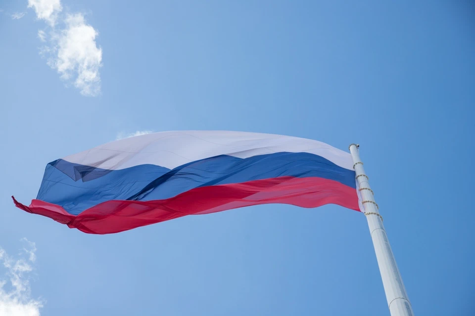Российский флаг возвышается над всем городом. Фото: admblag.ru