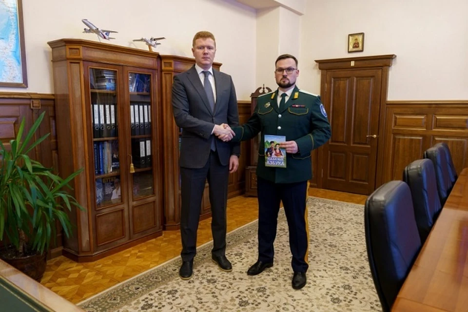 Вице-губернатор Хабаровского края вручил казачью азбуку войсковому атаману