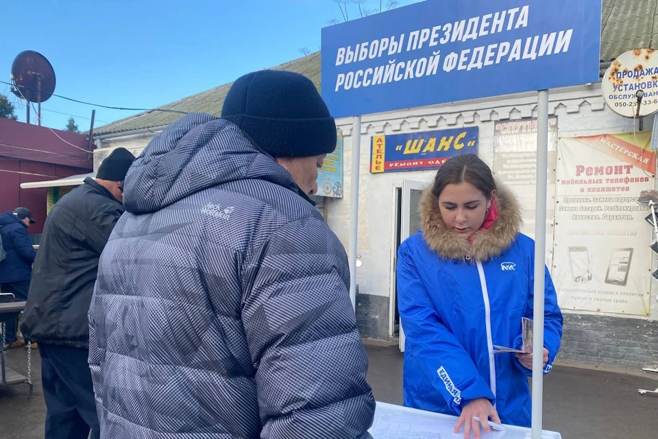 В Херсонской области третий день идет сбор подписей в поддержку Владимира Путина Фото: ЕР