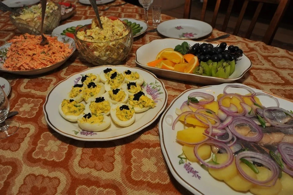 Два салата, горячее, мясная и сырная тарелки, бутерброды, мандарины, десерт и напитки - программа минимум самарцев на Новый год