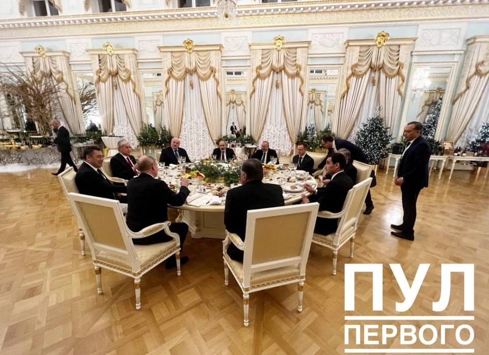 Вот чем угощал Путин Лукашенко и других лидеров СНГ. Фото: телеграм-канал «Пул Первого».