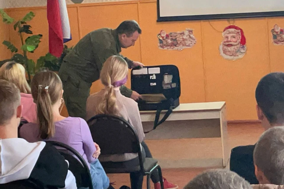 Дети Сивашской школы научились снимать отпечатки пальцев Фото: СК РФ по Херсонской области