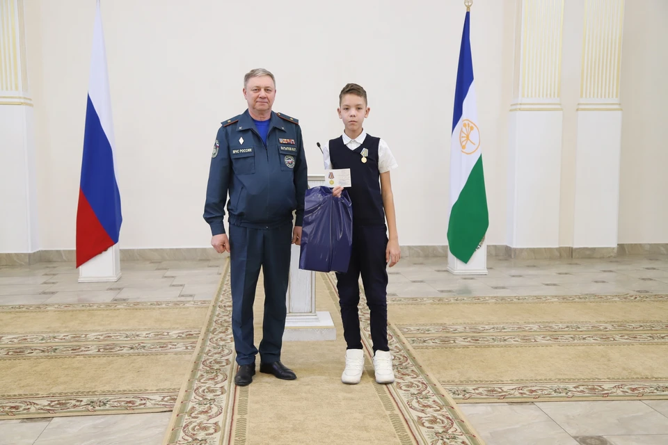 Ученика школы села Ташкиново Ярослава Юламанова наградили медалью МЧС России