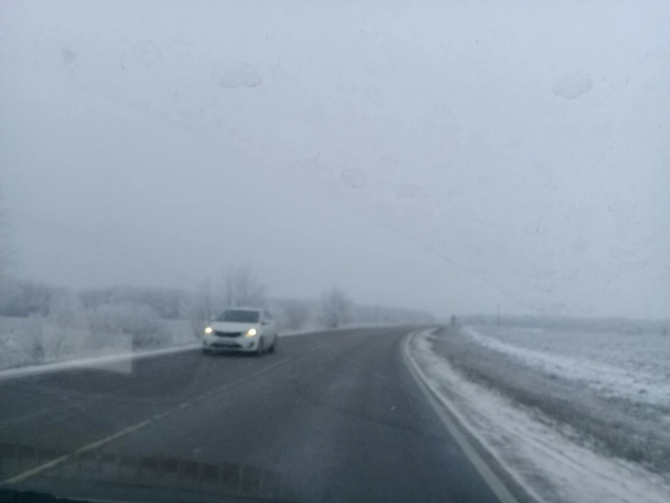 Автолюбителям спасатели рекомендуют снизить скорость движения и не допускать резкости при торможении, повороте и разгоне.