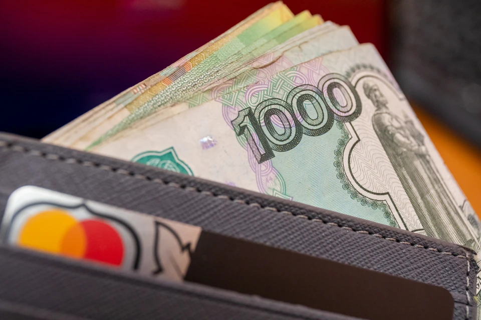 Мужчина потерял портмоне с банковской картой и "заботливо" написанным на листке пин-кодом, чем и воспользовался нашедший пропажу местный житель.