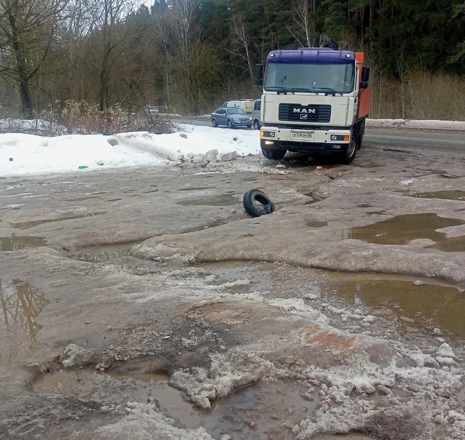 В Калуге один из перекрестков превратился в непроходимую полосу препятствий  - KP.RU