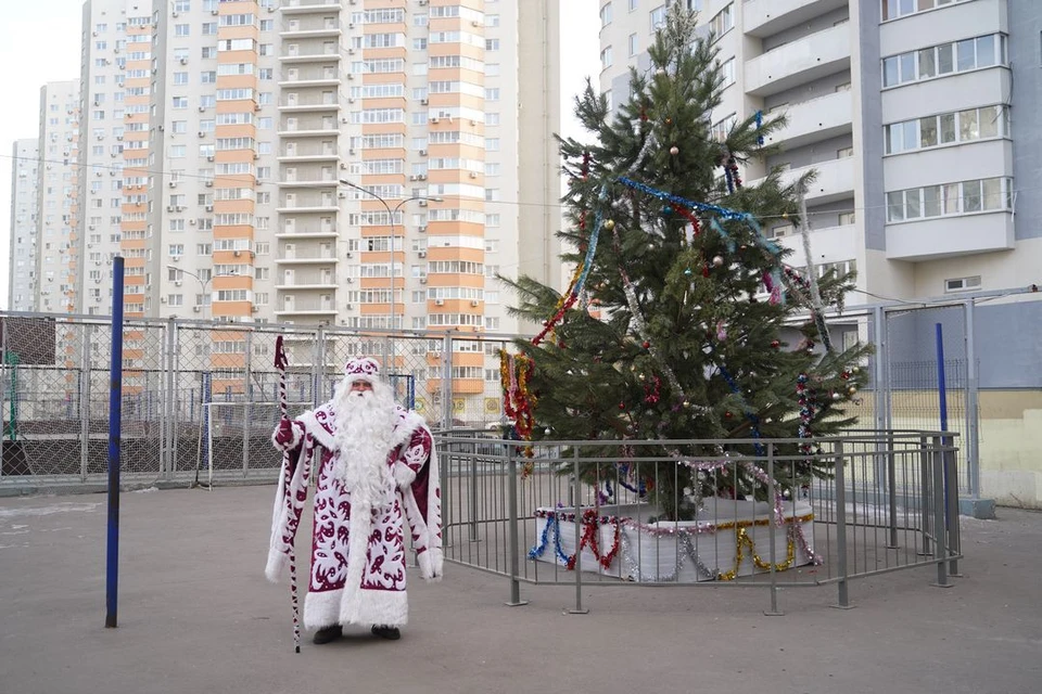 В Новосибирске открыли зимний городок во дворе многоэтажки.