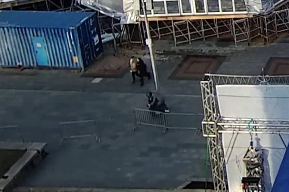 Женщина закрыла собой коляску с младенцем и старшего ребенка во время обстрела в Белгороде. Фото: кадр из видео.
