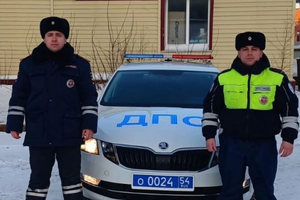 Старший лейтенант полиции Виталий Королев и младший лейтенант полиции Илья Ищенко спасли людей. Фото: ГУ МВД России по НСО