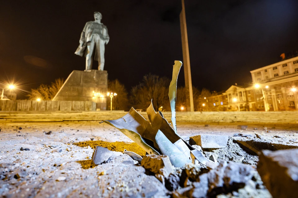Донецк. Фрагмент боевого снаряда на Площади Ленина после обстрела со стороны ВСУ. Фото: Дмитрий Ягодкин/ТАСС