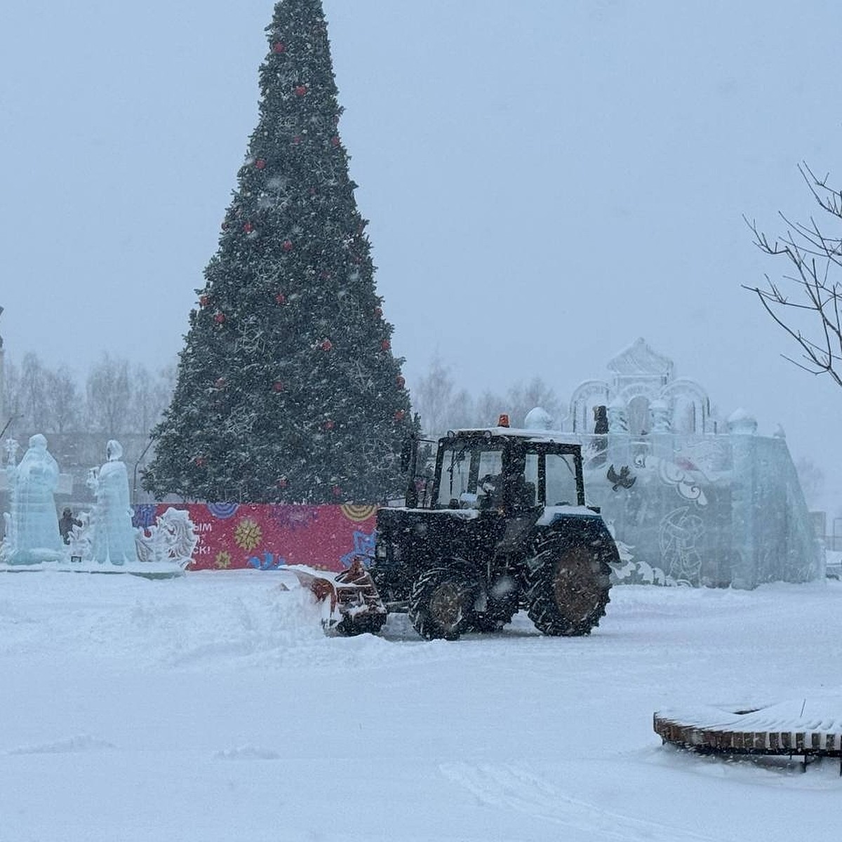 1 января в Ижевске устраняют последствия снегопада - KP.RU