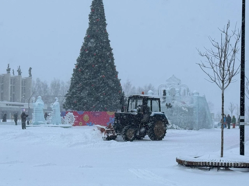 Уборка снега на Центральной площади Ижевска. Фото: Администрация Ижевска
