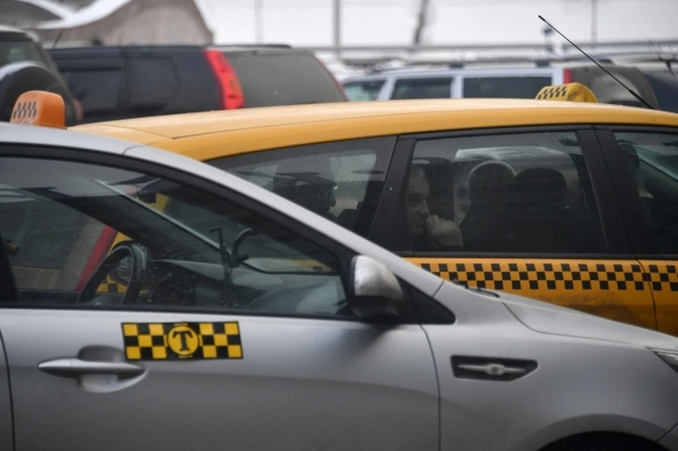 Таксист грубо высадил нижегородку из автомобиля 31 декабря.